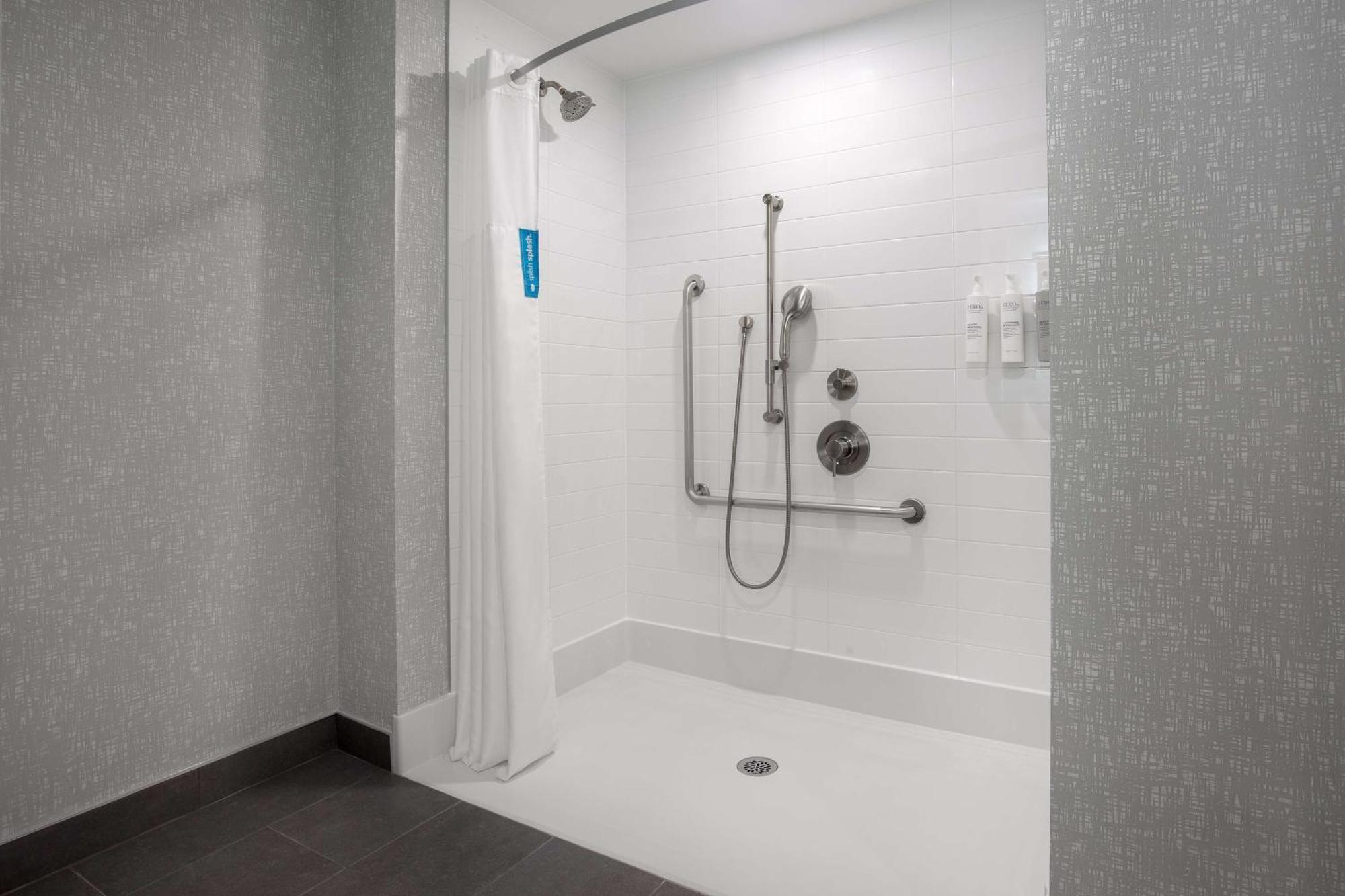 Hampton Inn By Hilton Brampton - Toronto Екстериор снимка