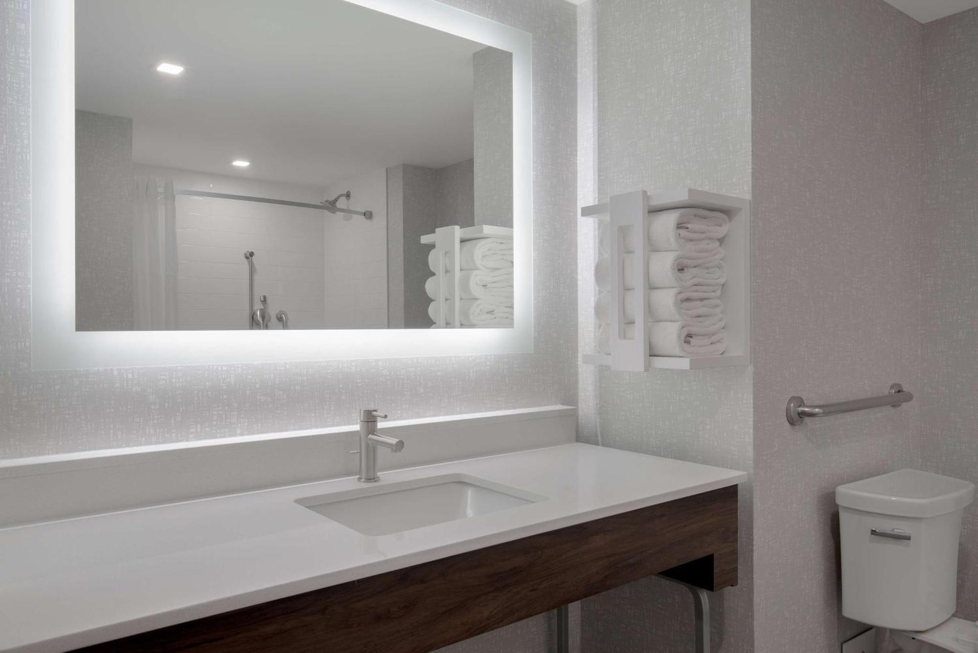 Hampton Inn By Hilton Brampton - Toronto Екстериор снимка